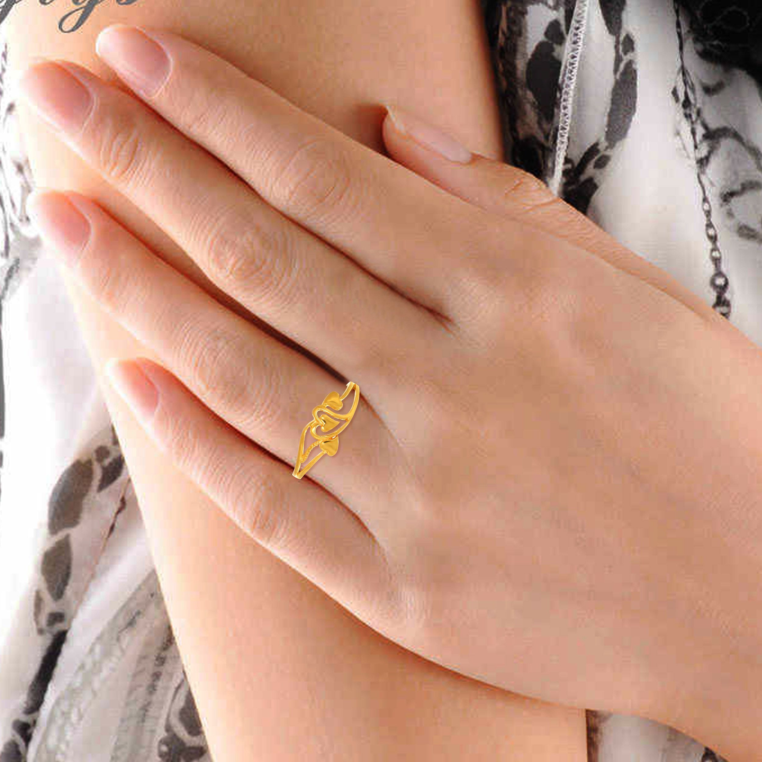 Elegant Gold Ring with Heart Leaf Pattern Design for Jewelry Lovers
